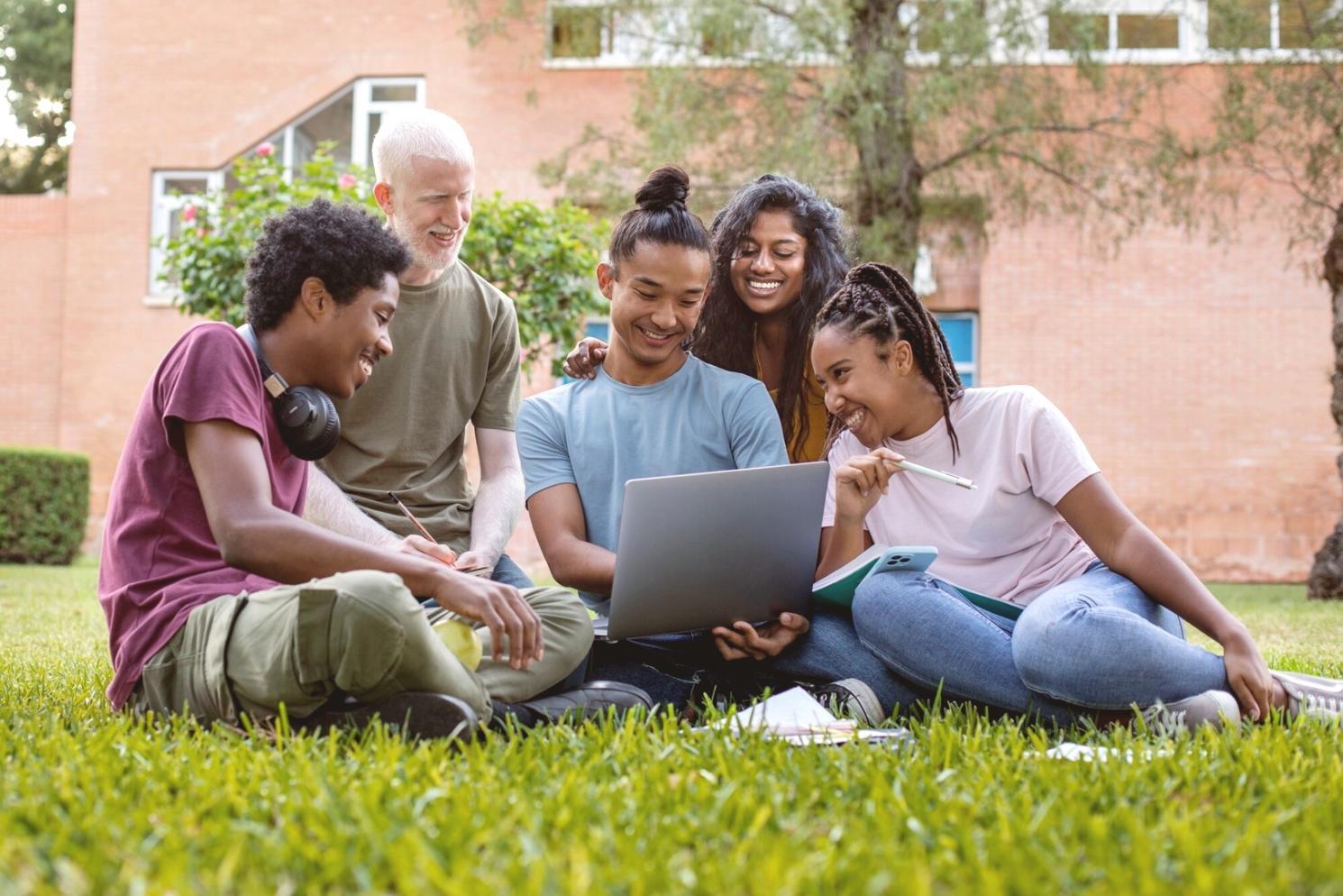 Studentin arbeitet an Finanzanalyse